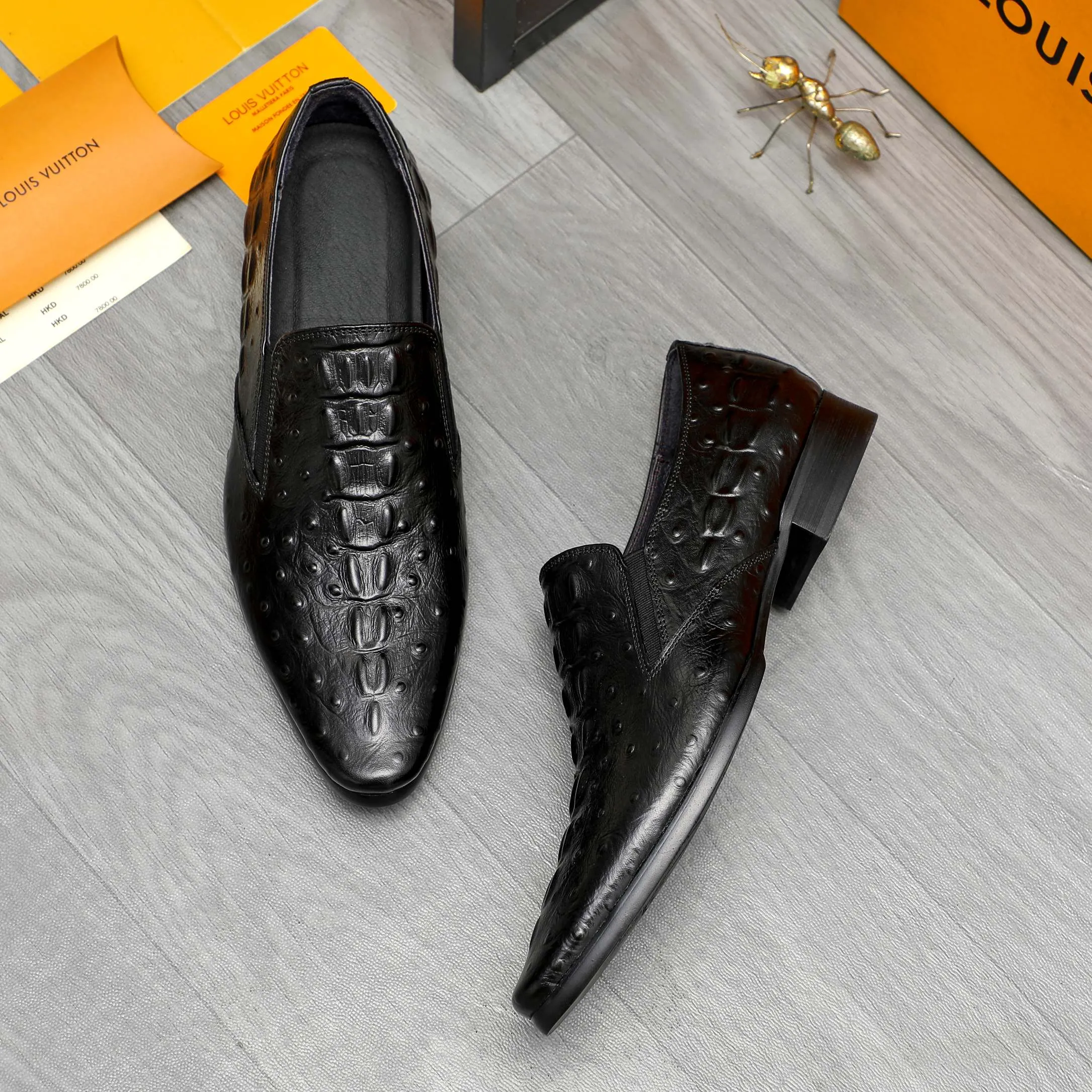 Men's shoes 💰500 Product trademark: LV "Louis Vuitton" business slip-on leather shoes Regular size: 37-46 Product material: Selected crocodile pattern cowhide upper, pigskin lining, rubber outsole